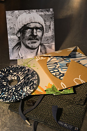 Photo portrait Jacques Bonnaffé, CD, étui en toile et emballages