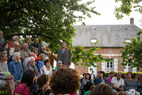 Jacques Bonnaffé en extérieur, au milieu du public