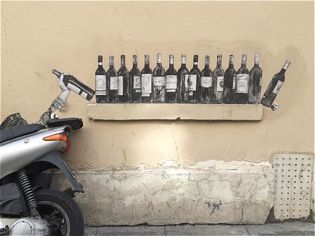 Moto et bouteilles peintes sur un mur