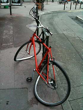 Vélo rouge sous antivol