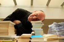 Jacques Bonnaffé se repose sur une pile de livres